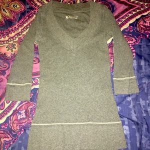 V-neck 3/4 sleeve tee